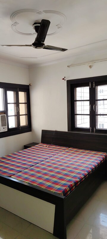 Room in 3 BHK Apartment at Gomti Nagar – for Rent