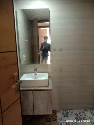 Bathroom in 3 BHK Builder Floor at SAS Tower, Sector 38 – for Rent