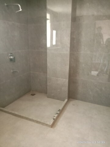 Bathroom in 3 BHK Builder Floor at SAS Tower, Sector 38 – for Rent