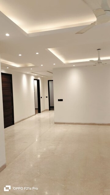 Room in 4 BHK Builder Floor at Infinite Luxury, South City 2 – for Rent