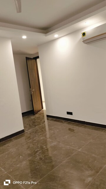 Room in 4 BHK Builder Floor at Unitech Arcadia, South City 2 – for Rent