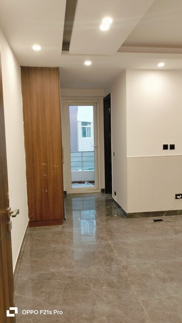 Room in 4 BHK Builder Floor at Unitech Arcadia, South City 2 – for Rent