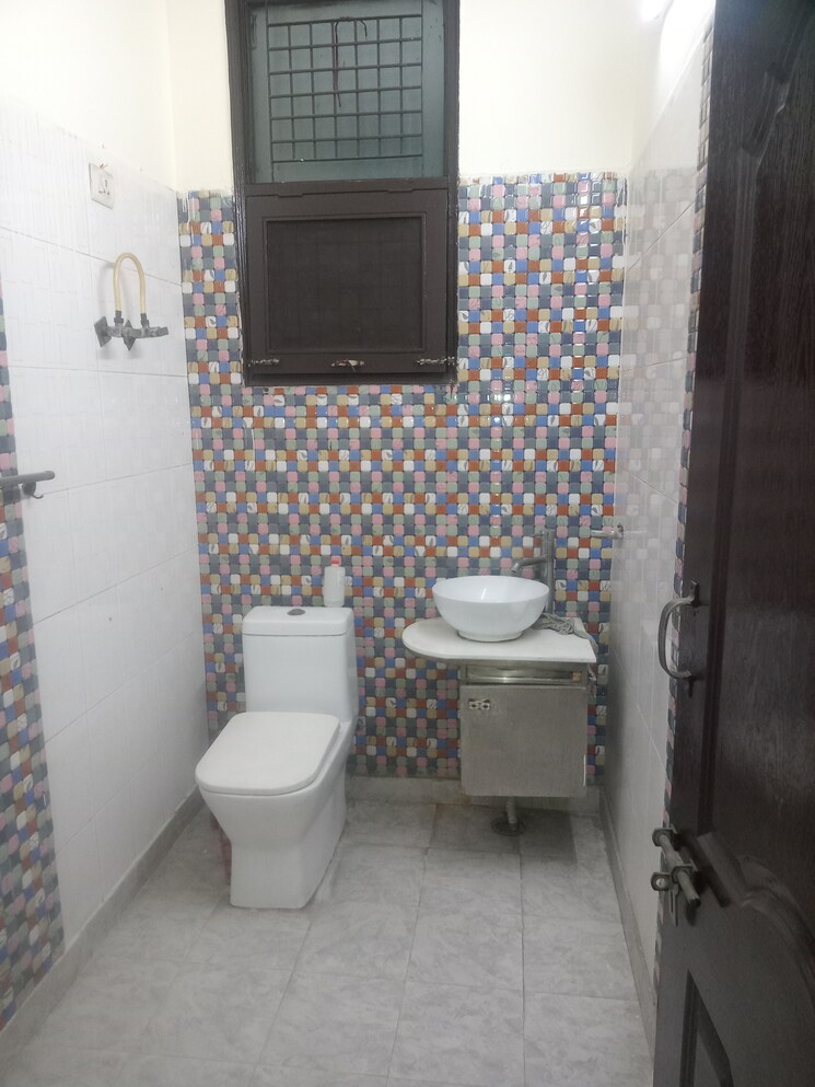 Bathroom, indrapuram 3 Bedroom 1381 Sq.Ft. Builder Floor In Indrapuram Ghaziabad 8437373