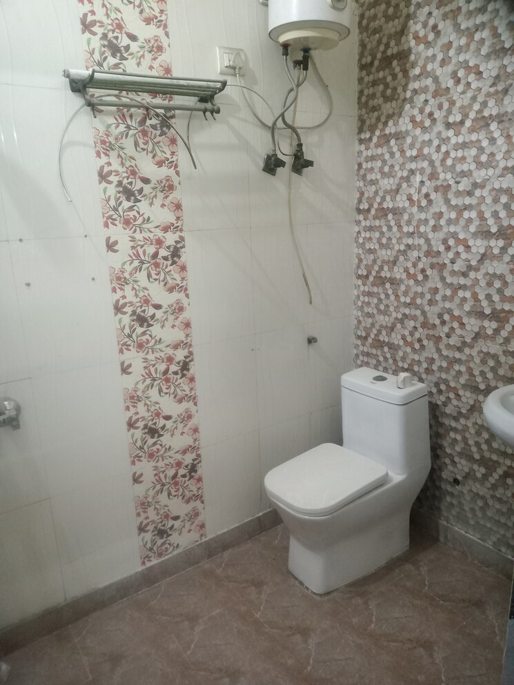 Bathroom, indrapuram 3 Bedroom 1381 Sq.Ft. Builder Floor In Indrapuram Ghaziabad 8437373
