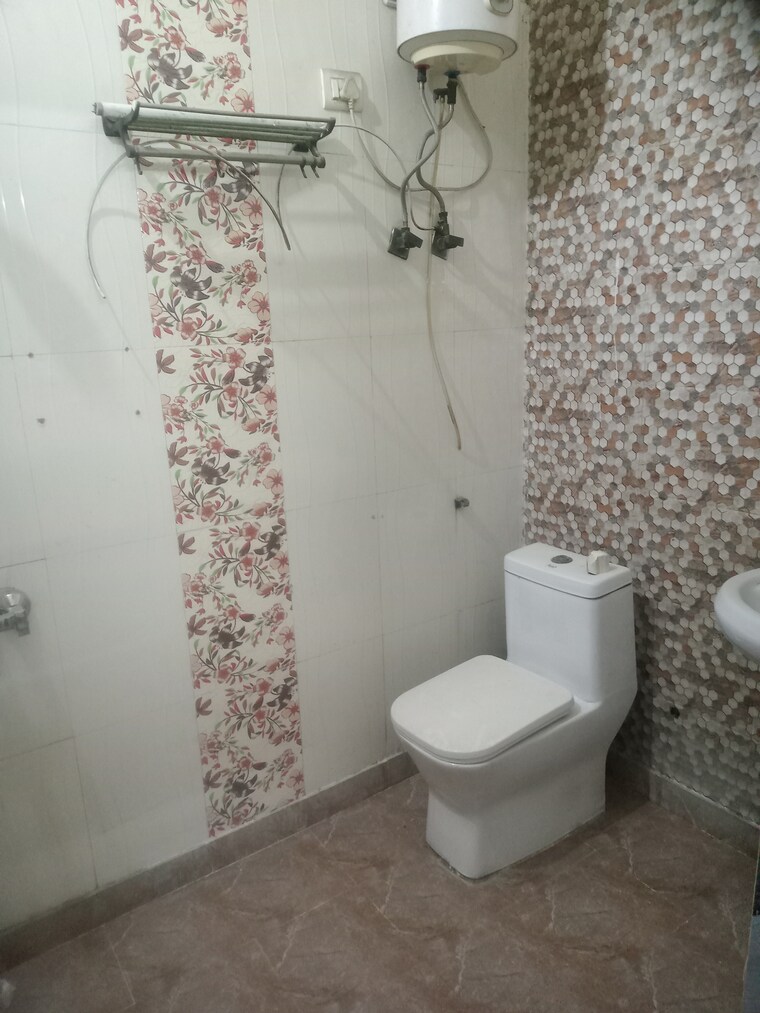 Bathroom, indrapuram 3 Bedroom 1381 Sq.Ft. Builder Floor In Indrapuram Ghaziabad 8437373