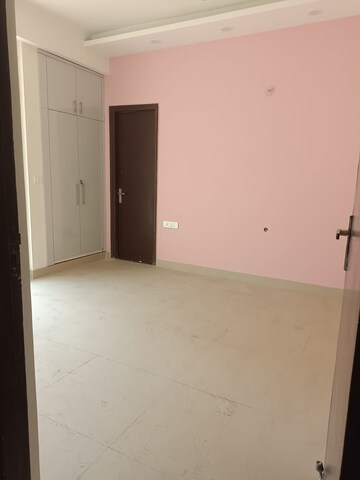 Room in 3 BHK Apartment at Amrapali Golf Homes, Sector 4, Greater Noida – for Rent