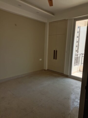 Room in 3 BHK Apartment at Amrapali Golf Homes, Sector 4, Greater Noida – for Rent