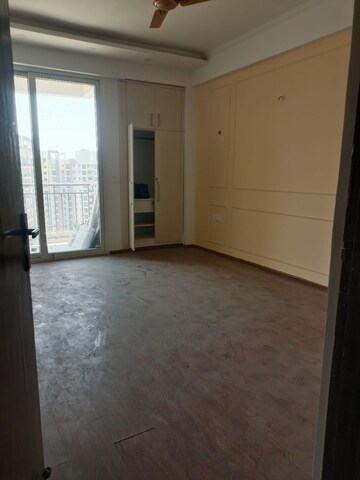 Room in 3 BHK Apartment at Amrapali Golf Homes, Sector 4, Greater Noida – for Rent