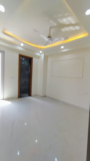 Building Lobby in 3 BHK Builder Floor at Sushant Lok 3, Sector 57 – for Rent
