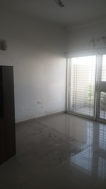 Room in 3 BHK Villa at Paramount Golfforeste Villas, Zeta I Greater Noida – for Sale