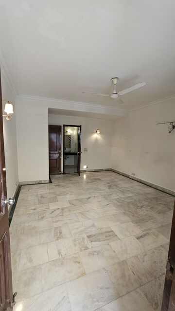 Room in 3 BHK Apartment at Boutique Residential Apartments C-253, Defence Colony – for Rent