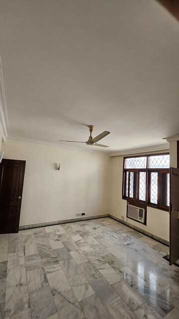 Room in 3 BHK Apartment at Boutique Residential Apartments C-253, Defence Colony – for Rent