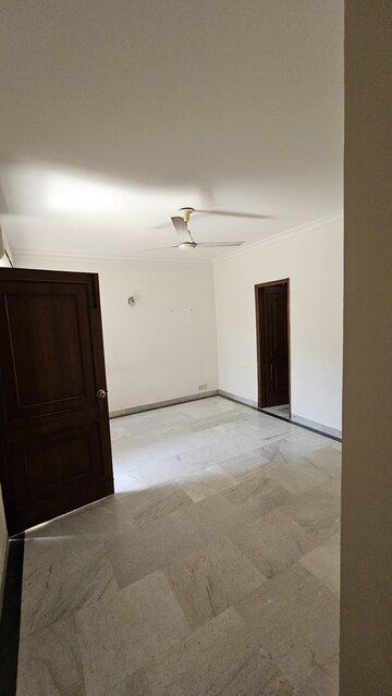 Room in 3 BHK Apartment at Boutique Residential Apartments C-253, Defence Colony – for Rent
