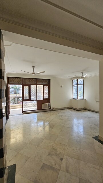 Room in 3 BHK Apartment at Boutique Residential Apartments C-253, Defence Colony – for Rent