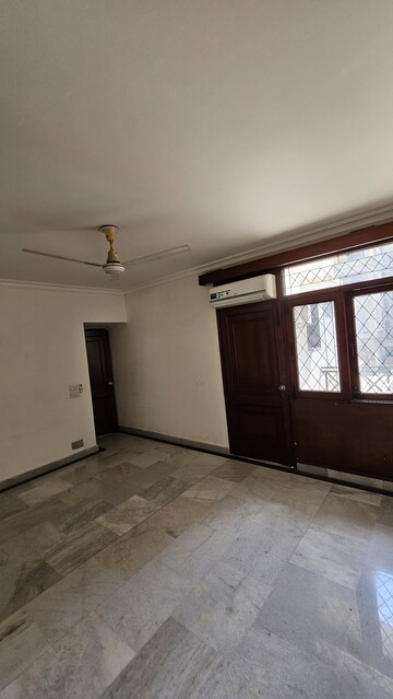 Room in 3 BHK Apartment at Boutique Residential Apartments C-253, Defence Colony – for Rent