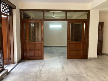 Room in 4 BHK Apartment at Boutique Residential Apartments C-253, Defence Colony – for Rent