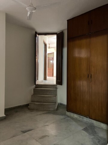 Room in 4 BHK Apartment at Boutique Residential Apartments C-253, Defence Colony – for Rent
