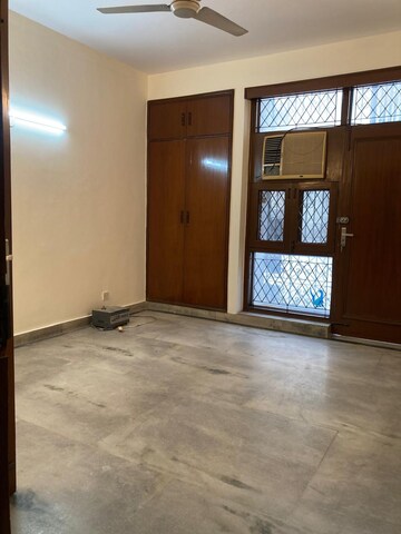 Room in 4 BHK Apartment at Boutique Residential Apartments C-253, Defence Colony – for Rent