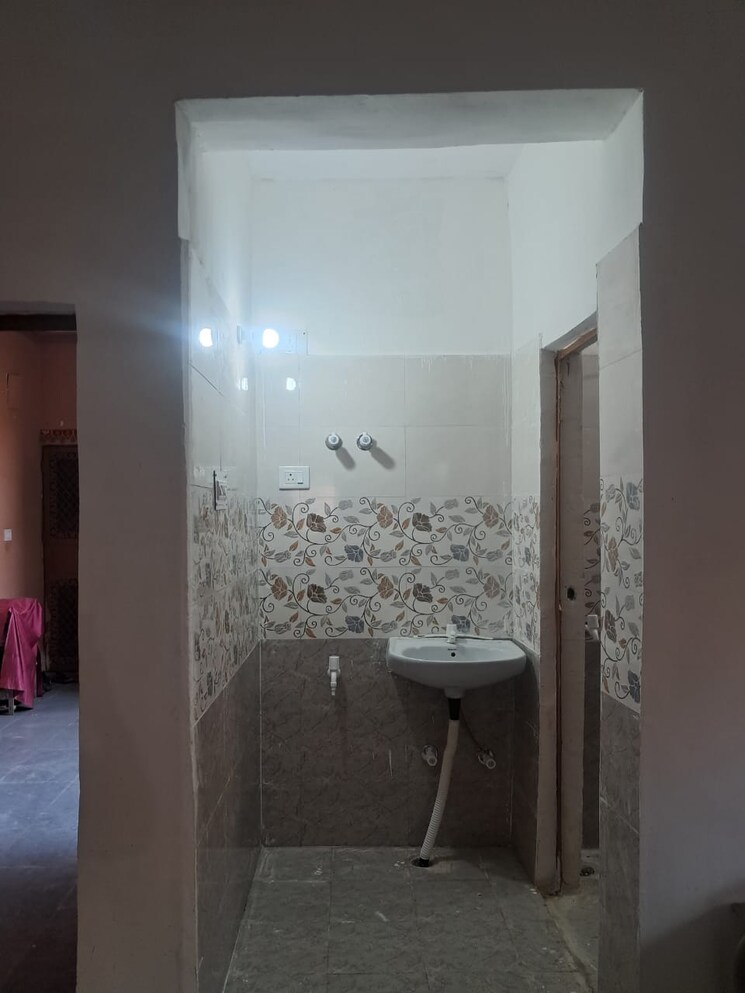Bathroom, gulmohar-estate 1 Bedroom 40 Sq.Mt. Builder Floor In Pi Greater Noida Greater Noida 8437718