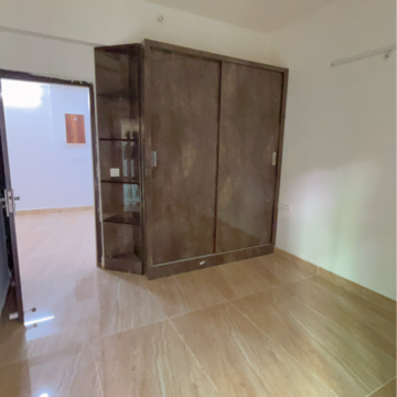 Room in 2 BHK Apartment at Migsun Vilaasa Walk, Eta Ii Greater Noida – for Rent