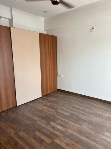Room in 3 BHK Apartment at Gomti Nagar – for Rent