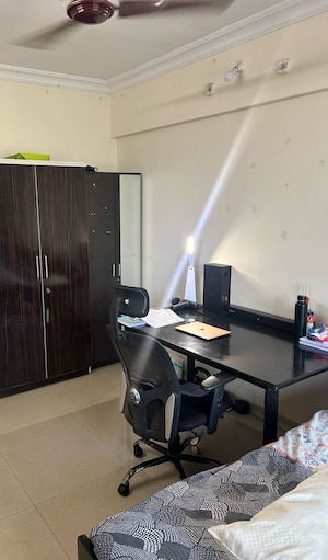 Furnished Amenities in 2 BHK Apartment at Andheri West – for Sale