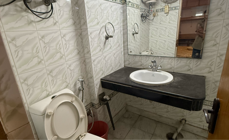 Bathroom, chittaranjan park 2 Bedroom 1250 Sq.Ft. Builder Floor In Chittaranjan Park Delhi 8438038