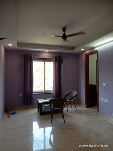Living Room in 2 BHK Builder Floor at SAS Tower, Sector 38 – for Rent