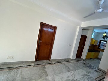 Room in 3 BHK Builder Floor at Uppal Southend, Sector 49 – for Rent