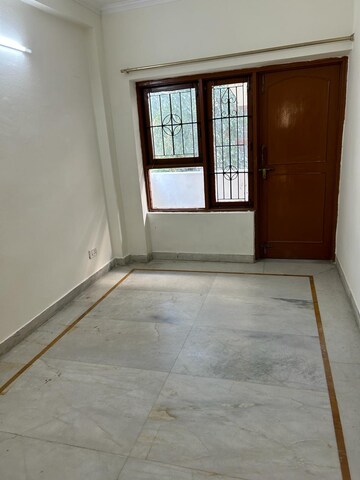 Room in 3 BHK Builder Floor at Uppal Southend, Sector 49 – for Rent