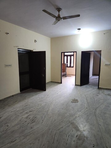 Room in 3.5 BHK Builder Floor at Mansarovar – for Rent