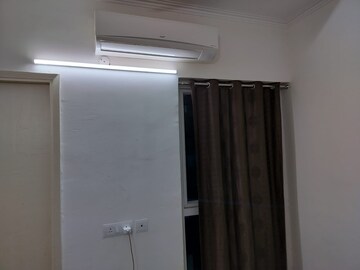 Room in 3 BHK Apartment at Gaur Atulyam, Omicron I Greater Noida – for Rent