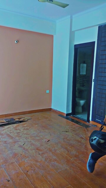 Room in 2.5 BHK Apartment at Amrapali Zodiac, Sector 120 – for Rent