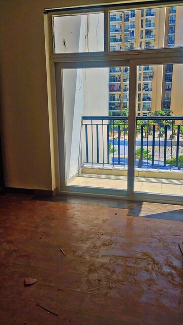 Room in 2.5 BHK Apartment at Amrapali Zodiac, Sector 120 – for Rent