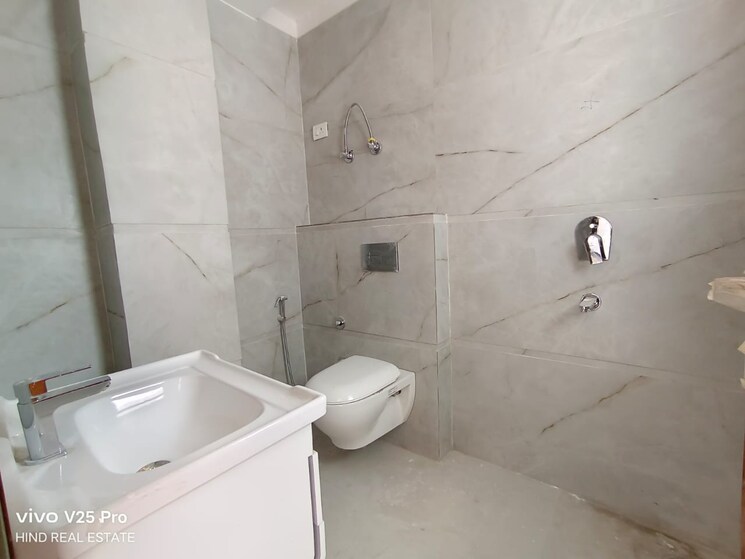 Bathroom, vasant kunj 3 Bedroom 150 Sq.Yd. Apartment In Vasant Kunj Delhi 8438661