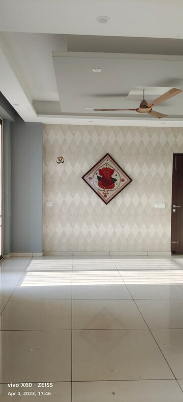Room in 3 BHK Apartment at Barnala Green Lotus Avenue, Ambala Highway – for Rent