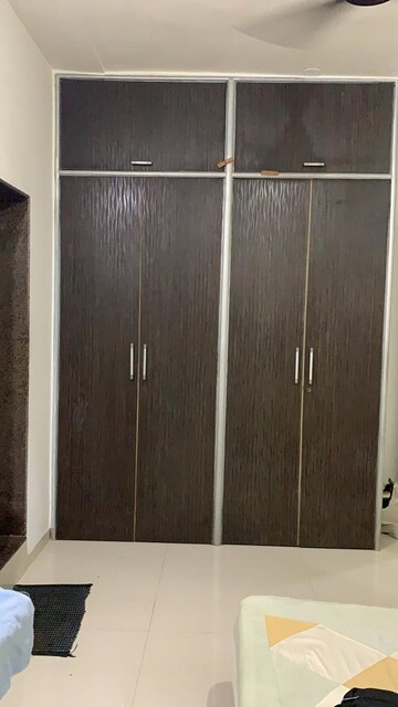Room in 2 BHK Apartment at Dheeraj Platinum Apartment, Malad West – for Rent