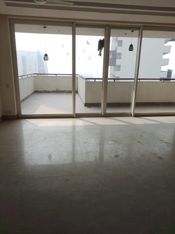 Room in 5 BHK Apartment at Salcon The Verandas, Sector 54 – for Rent