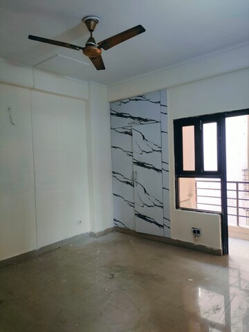Room in 2 BHK Apartment at Proview Officer City, Raj Nagar Extension – for Rent