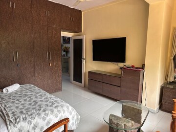 Furnished Amenities in 2 BHK Apartment at Khar West – for Rent