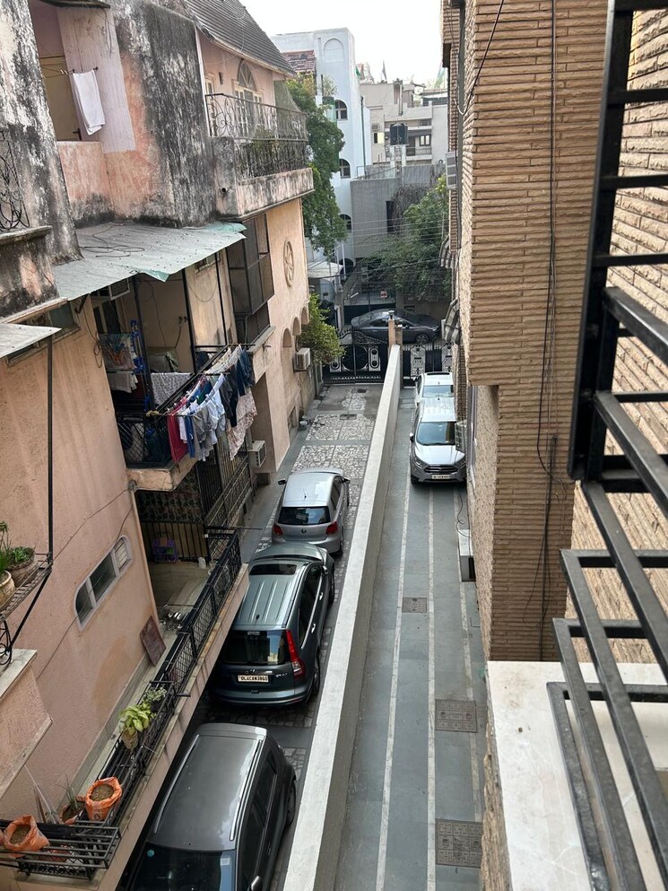 Balcony, sarvodaya enclave 3 Bedroom 200 Sq.Yd. Builder Floor In Sarvodaya Enclave Delhi 8439310