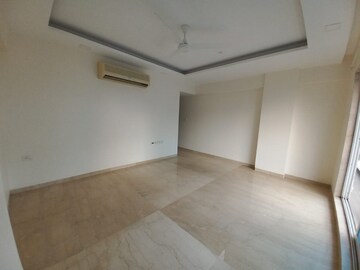 Room in 3 BHK Apartment at Bandra West – for Rent