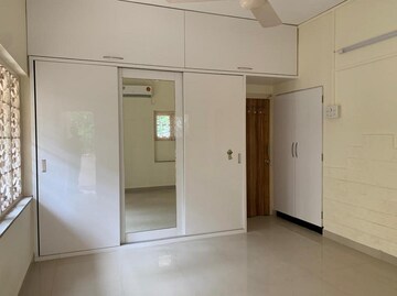 Room in 3 BHK Apartment at Bandra West – for Rent