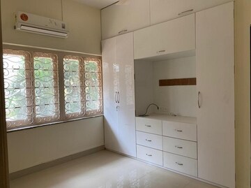 Room in 3 BHK Apartment at Bandra West – for Rent