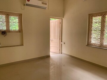 Room in 3 BHK Apartment at Bandra West – for Rent