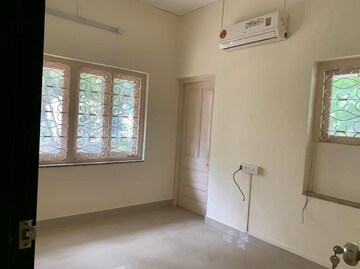 Room in 3 BHK Apartment at Bandra West – for Rent