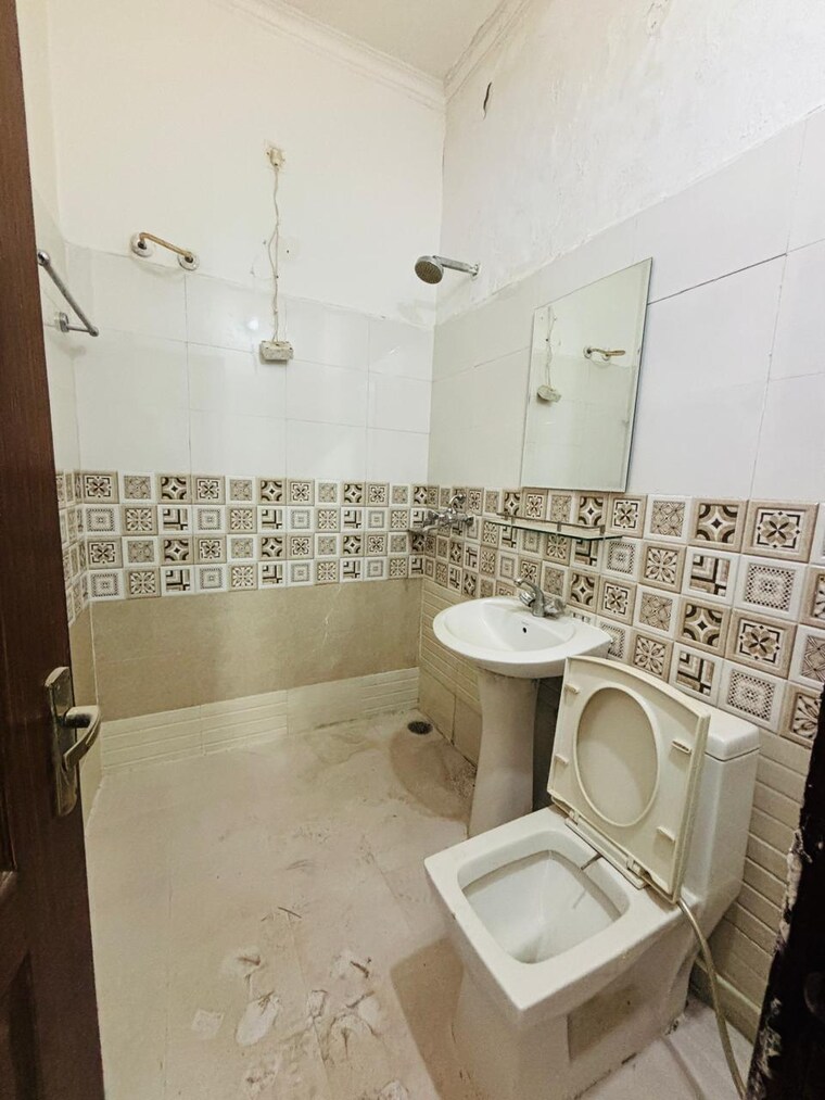 Bathroom, peer mucchalla 2 Bedroom 1150 Sq.Ft. Builder Floor In Peer Mucchalla Zirakpur 8439408