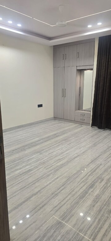 Room in 3.5 BHK Builder Floor at Puri Pratham, Sector 84 – for Rent