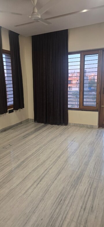 Room in 3.5 BHK Builder Floor at Puri Pratham, Sector 84 – for Rent