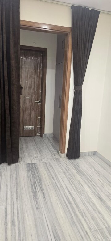 Building Lobby in 3.5 BHK Builder Floor at Puri Pratham, Sector 84 – for Rent